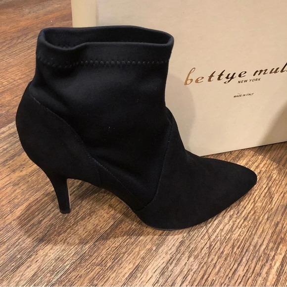 NIB Bettye Muller Gidget Black Suede Stretch Bootie Size 7.5 - Picture 4 of 13